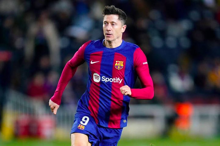 ليفاندوفسكي يحذر برشلونة من "لكمة" ريال مدريد