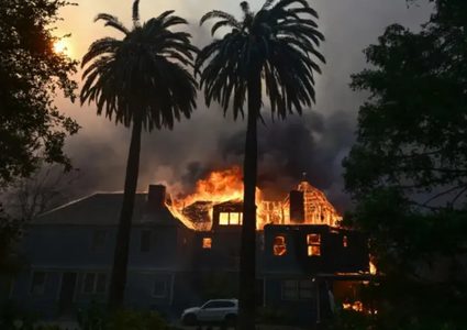 تعرف على "القصر الوردي" في لوس أنجلوس الذي أصبح ملجأ المليونيرات من النيران