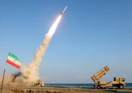 إيران تجري مناورات حربية