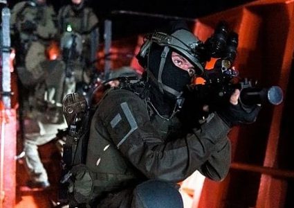 قوات خاصة إسرائيلية تعتقل عددا من الشبان شمال نابلس
