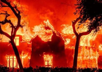 10 قتلى ودمار واسع بسبب حرائق كاليفورنيا أحياء تحولت لرماد