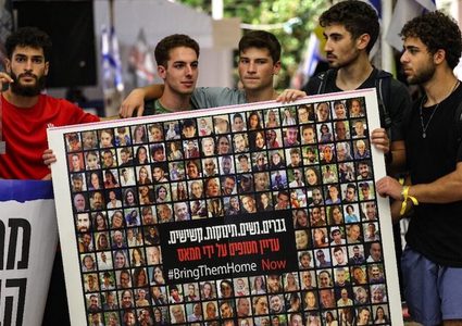 عائلات الأسرى الإسرائيليين تنظم فعاليتين احتجاجيتين في تل أبيب