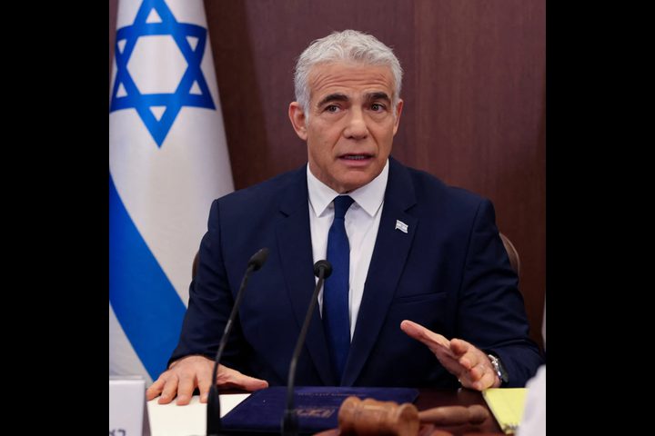 لبيد يلتقي مسؤولا قطريا في باريس ويبحثان ملف الصفقة