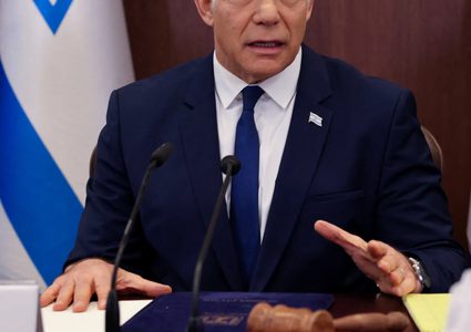 لبيد يلتقي مسؤولا قطريا في باريس ويبحثان ملف الصفقة