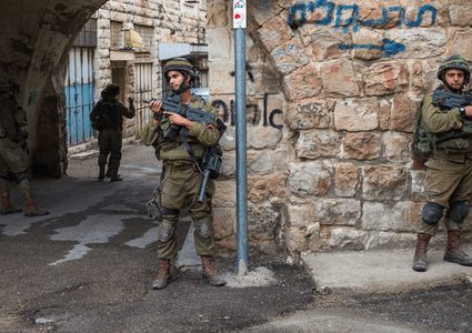 الاحتلال يغلق محال تجارية بالمنطقة الجنوبية من الخليل