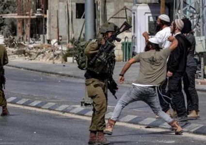 مستوطنون يهاجمون مركبات المواطنين جنوب نابلس