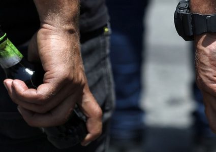 تلميذ يهاجم معلمه بالمولوتوف