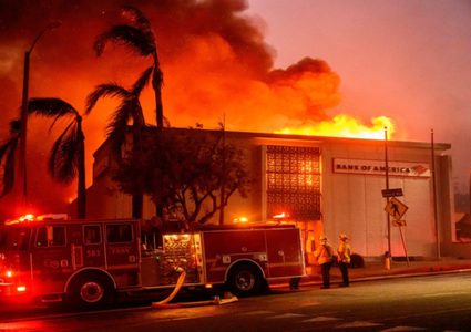 زيلينسكي يعرض إرسال رجال إطفاء أوكرانيين إلى كاليفورنيا