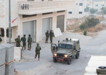 الاحتلال يداهم قريتي دير ابو مشعل والمغير ويفتش منازل