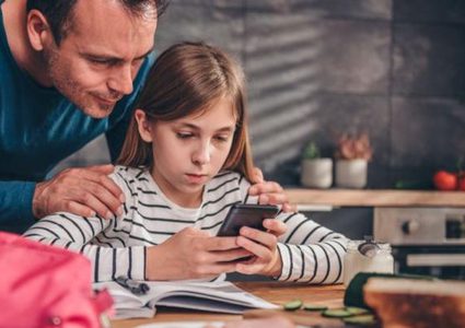 البرازيل تقيد استخدام الهواتف الذكية في المدارس