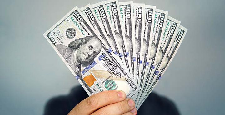 الدولار الأمريكي يقترب من أعلى مستوى في عامين