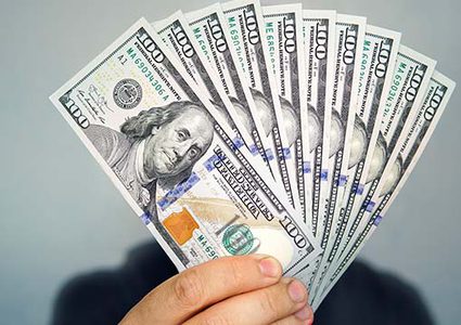 الدولار الأمريكي يقترب من أعلى مستوى في عامين