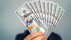 الدولار الأمريكي يقترب من أعلى مستوى في عامين