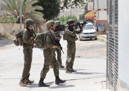 الاحتلال يداهم منازل ويسرق مصاغا ذهبيا من كفر عقب شمال القدس