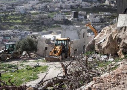 قوات الاحتلال تهدم غرفة زراعية في خلايل اللوز جنوب شرق بيت لحم