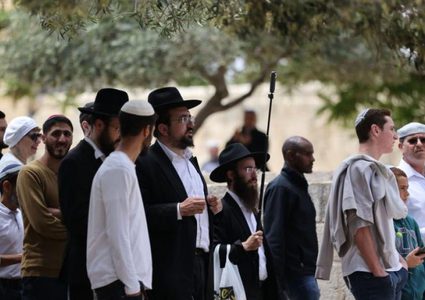 مستوطنون يقتحمون المسجد الأقصى بحماية جيش الاحتلال ويؤدون طقوسًا تلمودية