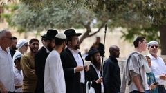 مستوطنون يقتحمون المسجد الأقصى بحماية جيش الاحتلال ويؤدون طقوسًا تلمودية