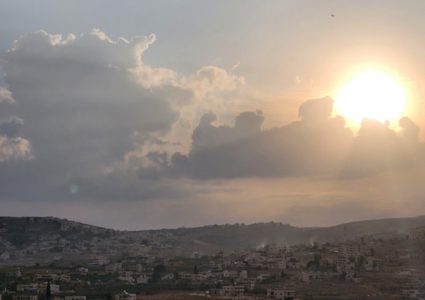 الطقس: أجواء باردة وغائمة جزئيا