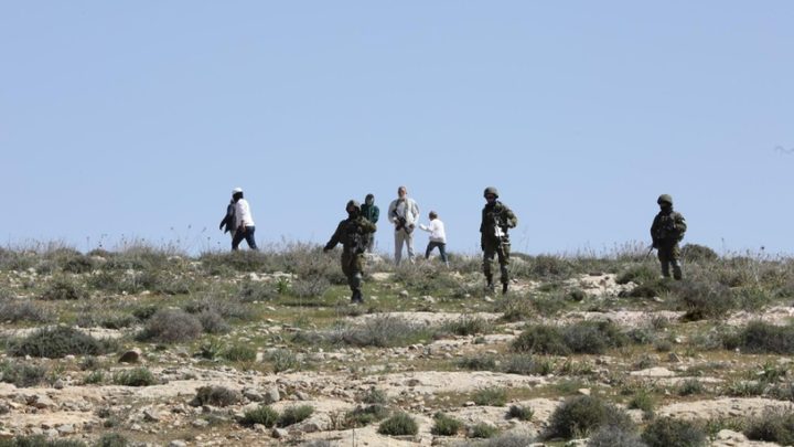 مستوطنون يهاجمون مركبات المواطنين غرب سلفيت