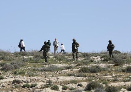 مستوطنون يهاجمون مركبات المواطنين غرب سلفيت