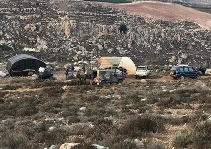 مستوطنون يقتحمون "تل ماعين" الأثري بمسافر يطا والاحتلال يقتحم بيت عوا