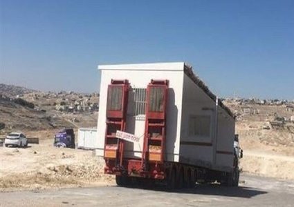 مستوطنون ينصبون "كرفانا" على أراضي قصرة جنوب نابلس