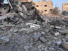آثار قصف الاحتلال لمنزل في منطقة المفتي شمال مخيم النصيرات