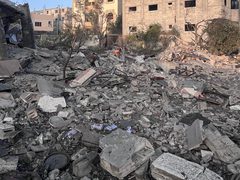 آثار قصف الاحتلال لمنزل في منطقة المفتي شمال مخيم النصيرات