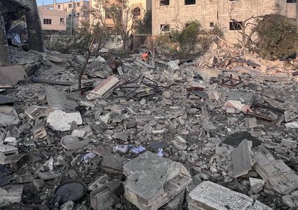 آثار قصف الاحتلال لمنزل في منطقة المفتي شمال مخيم النصيرات