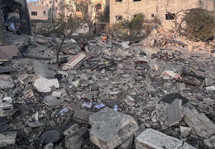 آثار قصف الاحتلال لمنزل في منطقة المفتي شمال مخيم النصيرات