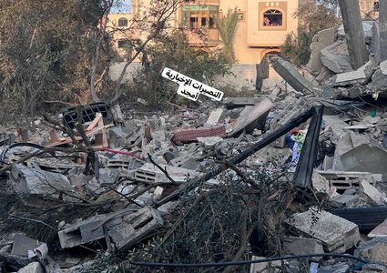 آثار قصف الاحتلال لمنزل في منطقة المفتي شمال مخيم النصيرات