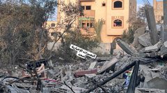 آثار قصف الاحتلال لمنزل في منطقة المفتي شمال مخيم النصيرات