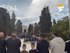 الآلاف يؤدون صلاة الجمعة في المسجد الأقصى المبارك