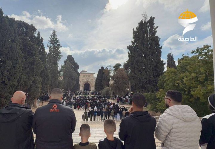 الآلاف يؤدون صلاة الجمعة في المسجد الأقصى المبارك