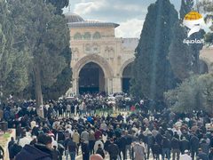 الآلاف يؤدون صلاة الجمعة في المسجد الأقصى المبارك