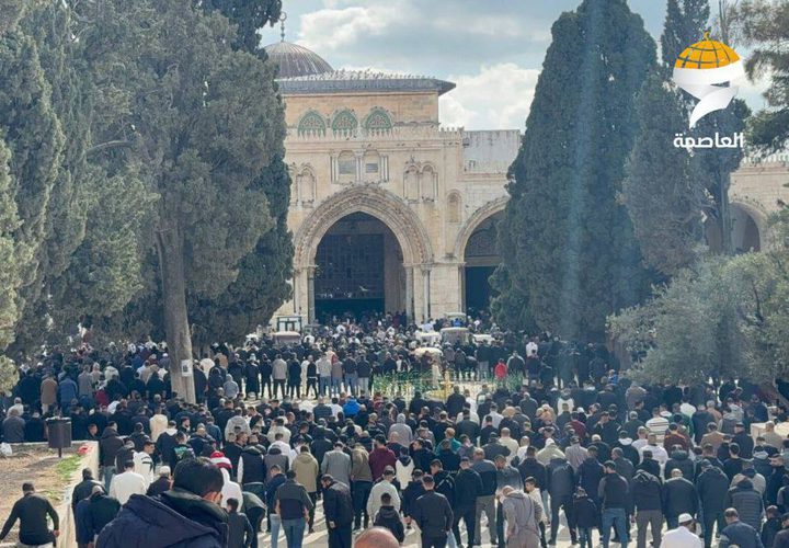الآلاف يؤدون صلاة الجمعة في المسجد الأقصى المبارك