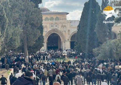 الآلاف يؤدون صلاة الجمعة في المسجد الأقصى المبارك