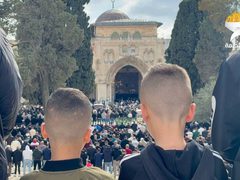 الآلاف يؤدون صلاة الجمعة في المسجد الأقصى المبارك