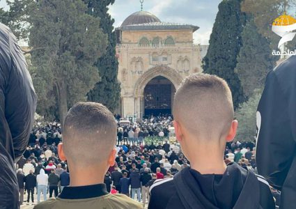 الآلاف يؤدون صلاة الجمعة في المسجد الأقصى المبارك