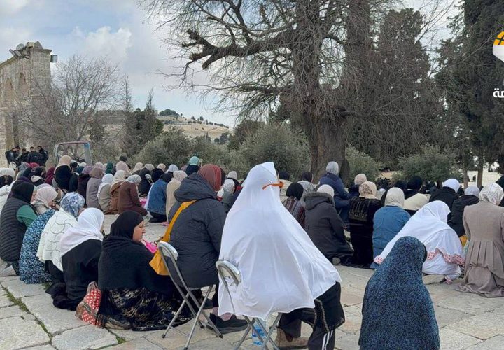 الآلاف يؤدون صلاة الجمعة في المسجد الأقصى المبارك