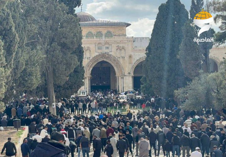 الآلاف يؤدون صلاة الجمعة في المسجد الأقصى المبارك