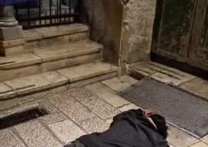 مستوطن يعلّق علم "الهيكل المزعوم" على بوابة الأوقاف الإسلامية