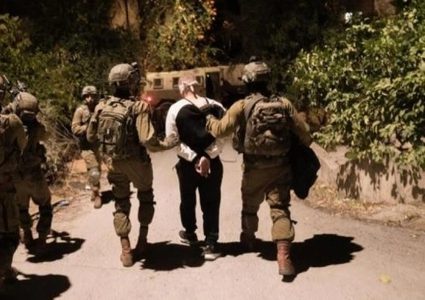 الاحتلال يعتقل شابا عند حاجز قلنديا العسكري