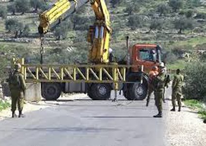 الاحتلال ينصب بوابة حديدية قرب حاجز جبع العسكري