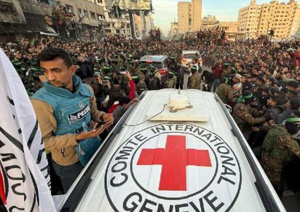 تسليم الأسيرات الإسرائيليات إلى الصليب الأحمر في غزة