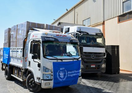 شاحنات" برنامج الأغذية العالمي" بدأت بالعبور إلى قطاع غزة