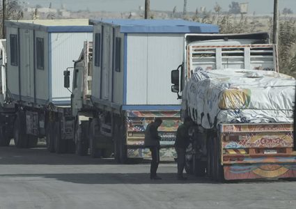 مع بدء الهدنة.. شاحنات المساعدات تدخل إلى قطاع غزة عبر معبر كرم أبو سالم