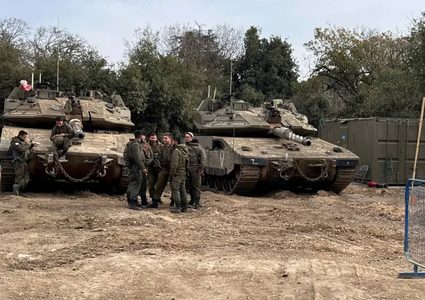 جيش الاحتلال يحذر المواطنين من الاقتراب من قواته ومن المنطقة العازلة