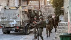 الاحتلال يقتحم أحياء ويفتش منازل في نابلس