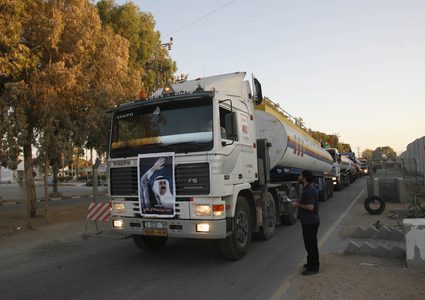 قطر تعلن توفير أكثر من مليون لتر وقود يوميا لغزة